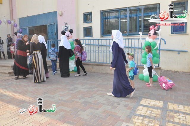 مدرسة جنة بن رشد والمربية ايمان بدير يستقبلون طلابهم بالزهور والورود